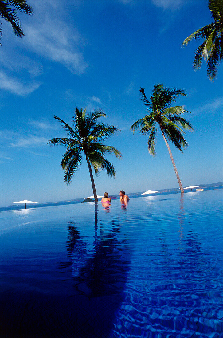 Ein Paar im Pool, Hotel El Tamarindo, Cihuatlan Jalisco, Mexiko