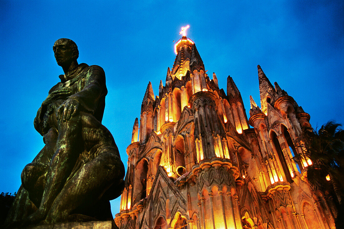 Church, Parroquia de S. Miguel Arcangel and statue at night, San Miguel de Allende, Mexico