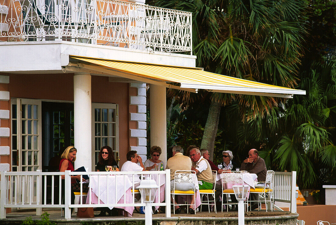 Leute beim Essen auf der Terrasse, Waterloo House, Hamilton, Bermuda