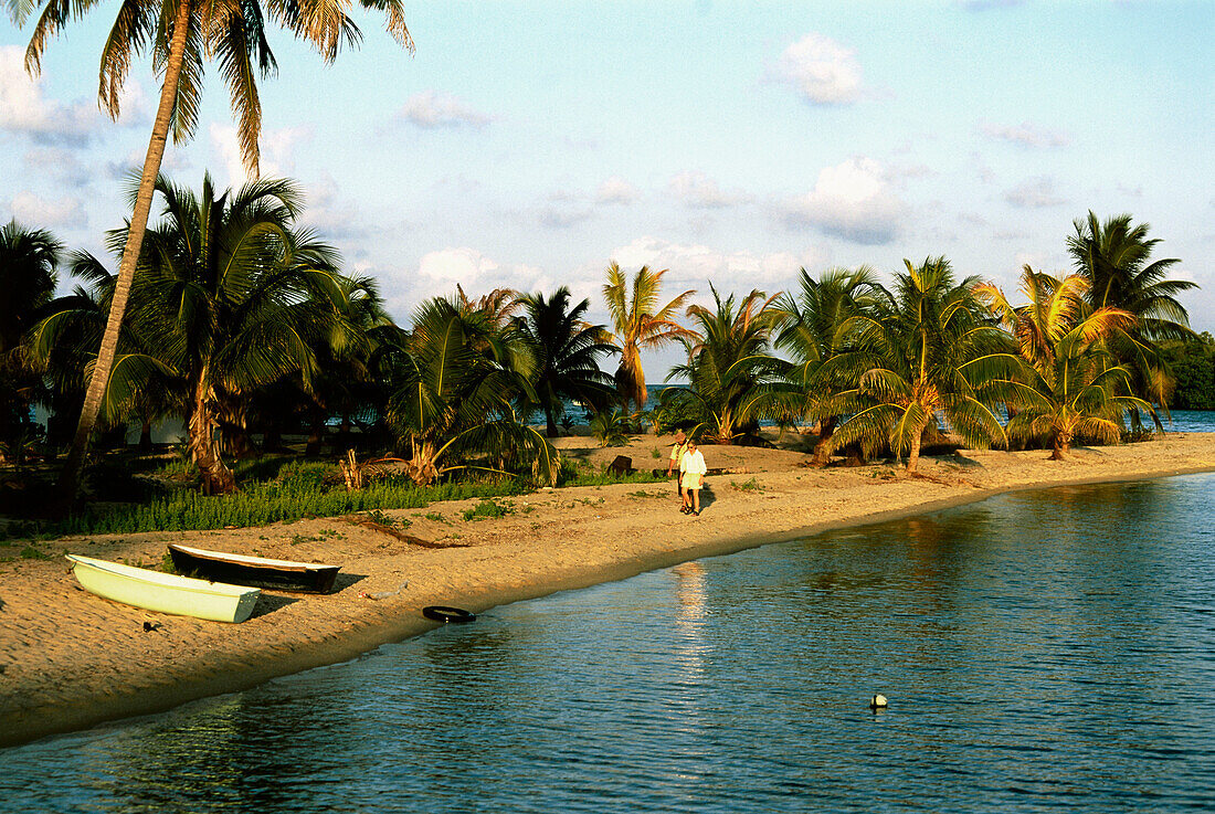 Two people walking on the beach, Placencia, Halbinsel Placencia, Belize