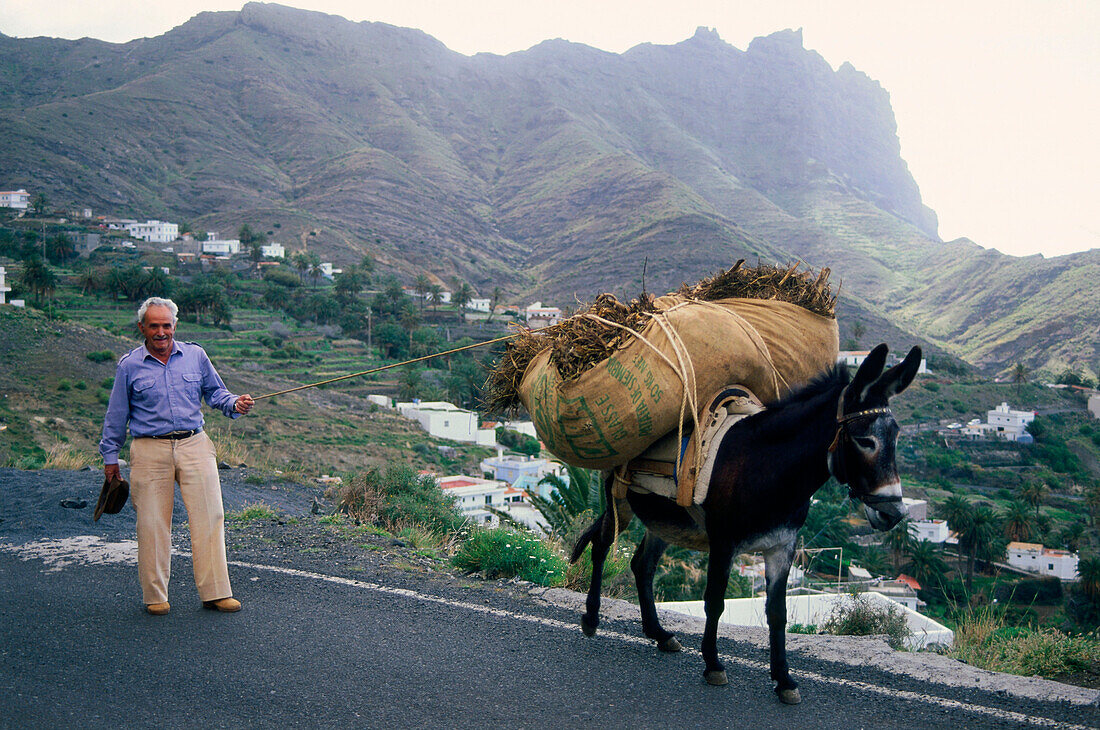 Bauer mit Esel, bei Alojera, La Gomera, Kanarische Inseln, Spanien, Europa