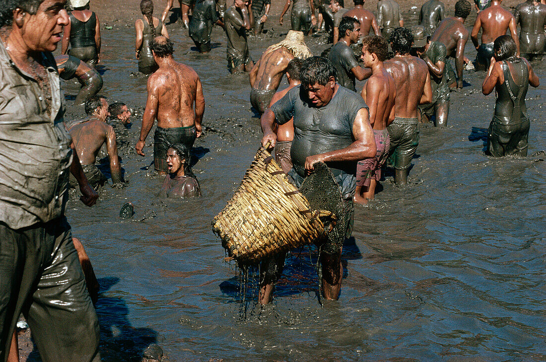 Fiesta del Charco, Fest des Teiches, lustiger und schlammiger Fischer-Wettbewerb, Anfang September, San Nicolás de Tolentino, Gran Canaria, Kanarische Inseln, Spanien