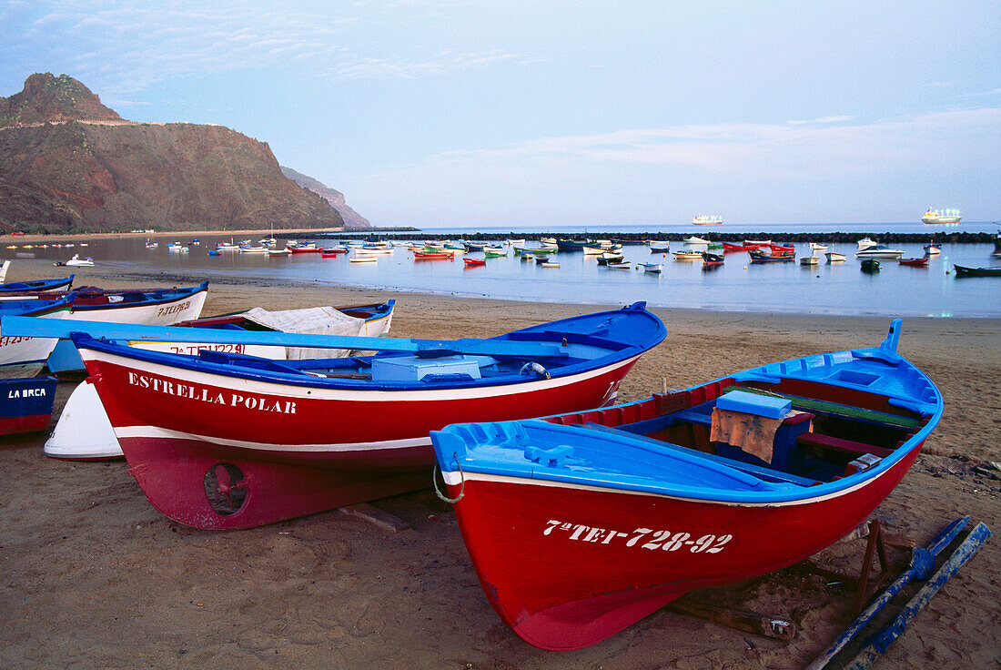 Fischerboote am Strand, künstlicher Playa de las Teresitas, der Nähe des Dorfes von San Andrés, Teneriffa, Kanarische Inseln, Atlantik, Spanien