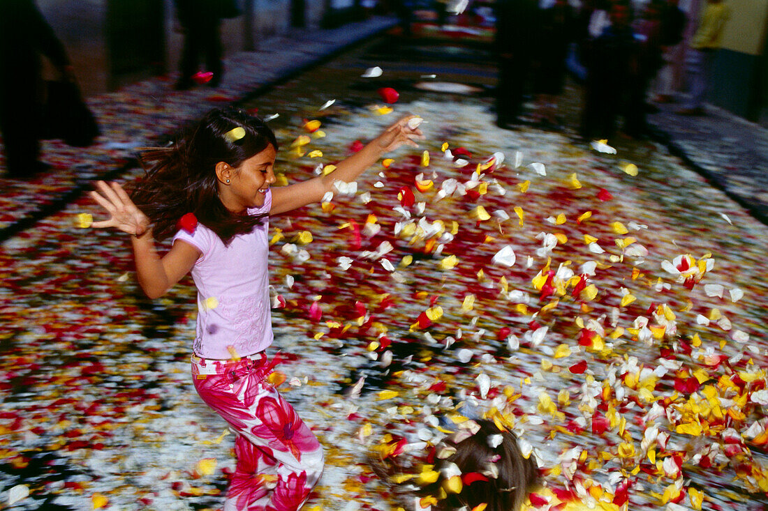 Mädchen spielt mit Blütenblättern, La Laguna, Teneriffa, Kanarische Inseln, Spanien, Europa