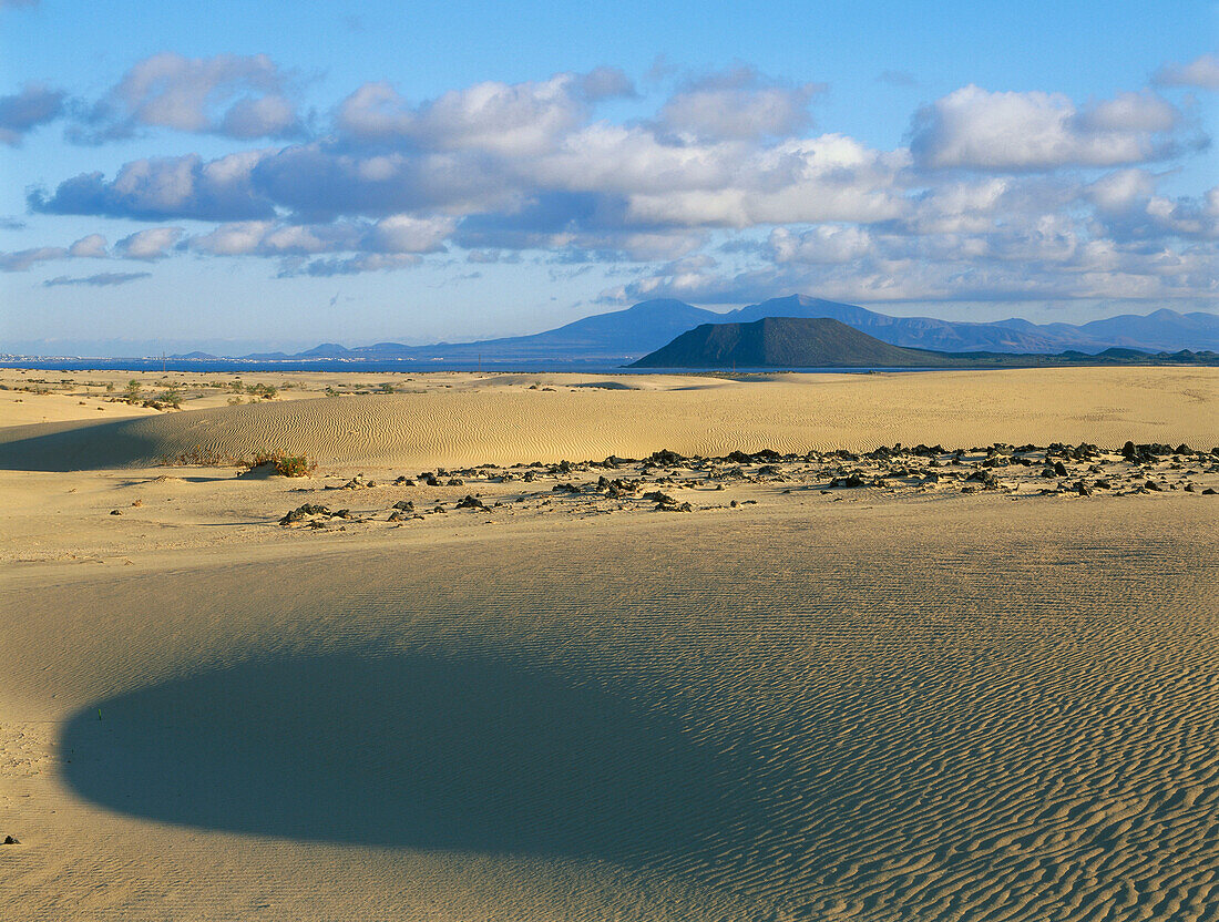 Ansicht der Insel Lanzarote und Lobos mit erloschenen Vulkanen, Dünen von Corrajelo, Wanderdünen, Naturpark, Fuerteventura, Kanarische Inseln, Atlantik, Spanien