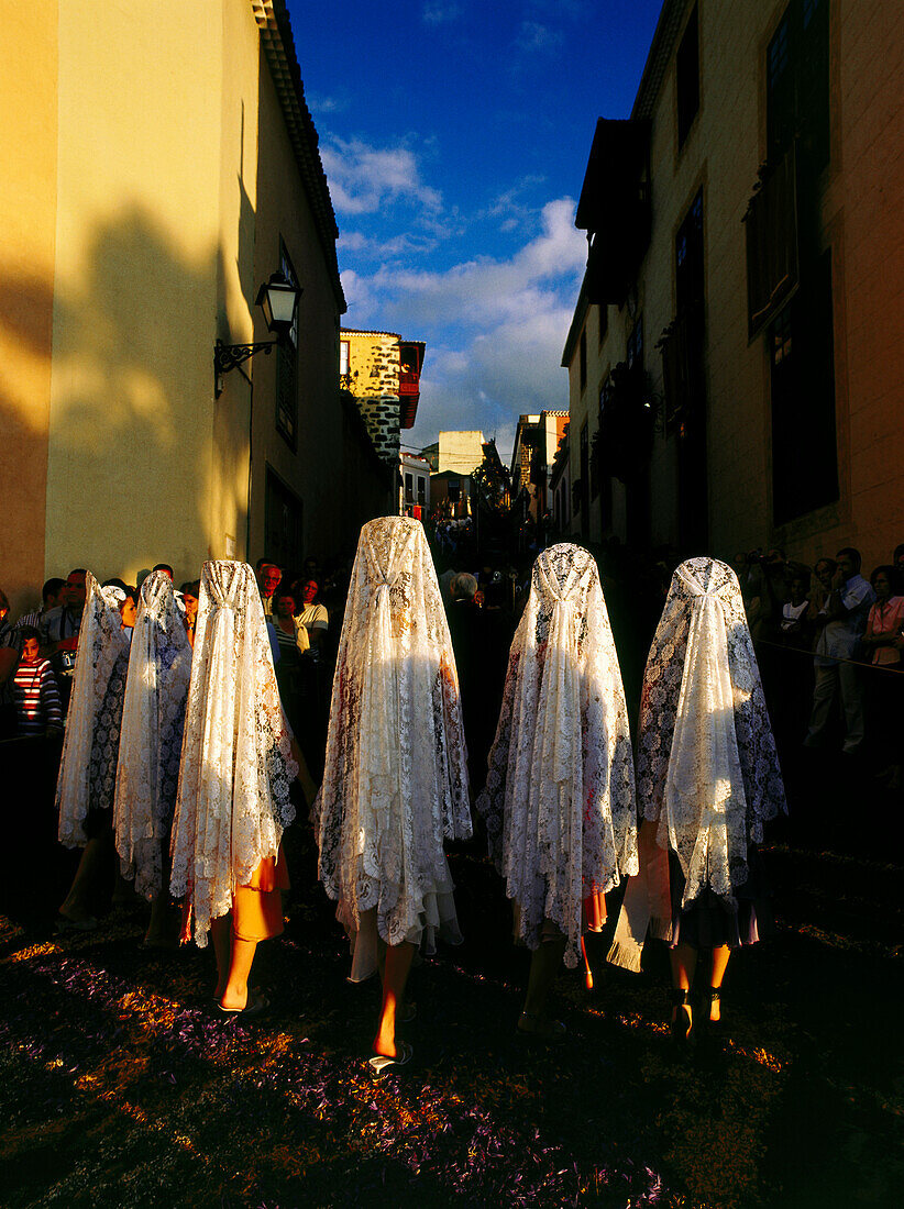 Damen mit mantillas, Spitzen-Schals, traditionelle Kopfbedeckung, Prozession auf Blumenteppiche, Altstadt von La Orotava, Teneriffa, Kanarische Inseln, Spanien