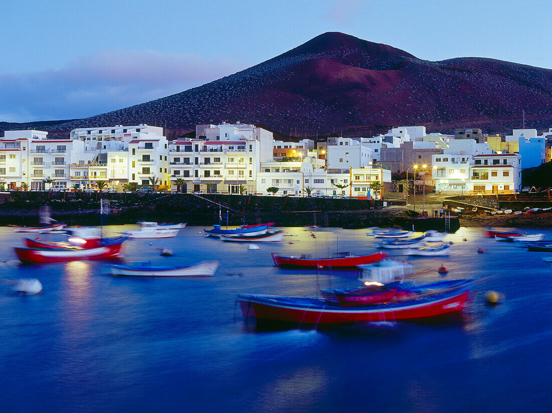 Fischerboote, Hafen, Dorf und Vulkan, La Restinga, El Hierro, Kanarische Inseln, Atlantik, Spanien