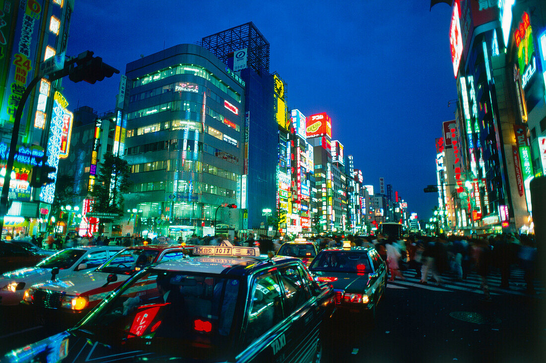 Shinjuko-Don Avenue, Shopping District Shunjuku, Tokyo, Japan