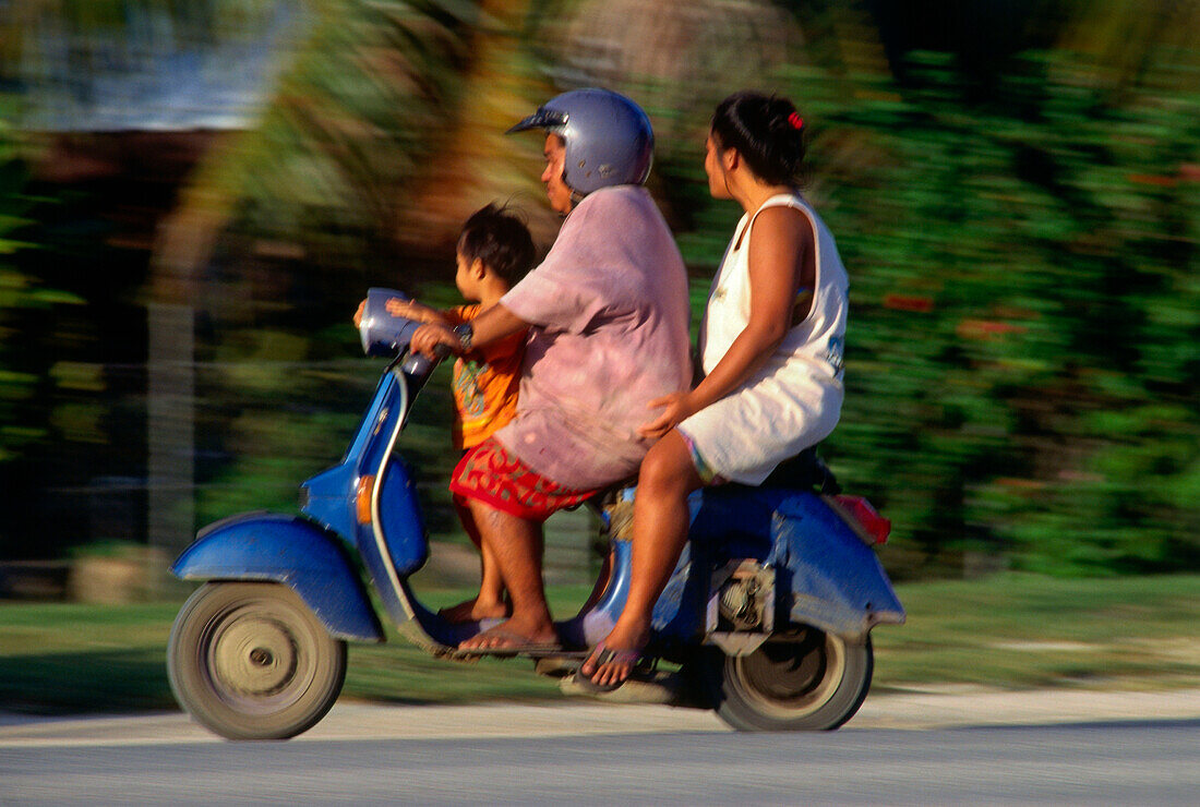 Polynesier auf Motoroller, Hauptstraße im Dorf Vailape, Bora-Bora, Französisch Polynesien