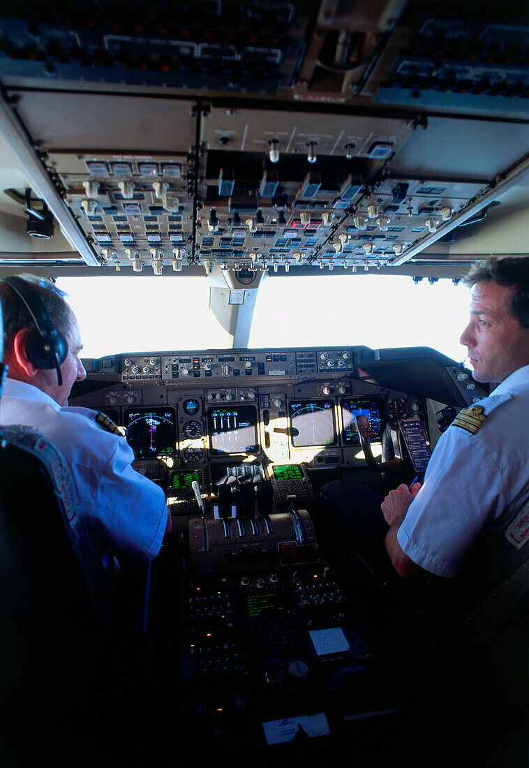 Piloten im Cockpit einer Air France Boeing 747-400