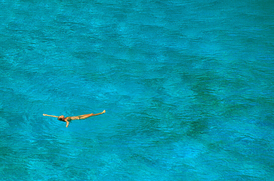 Frau schwimmt in Sandbucht, Cala S'Amonia, Mallorca, Balearen, Spanien