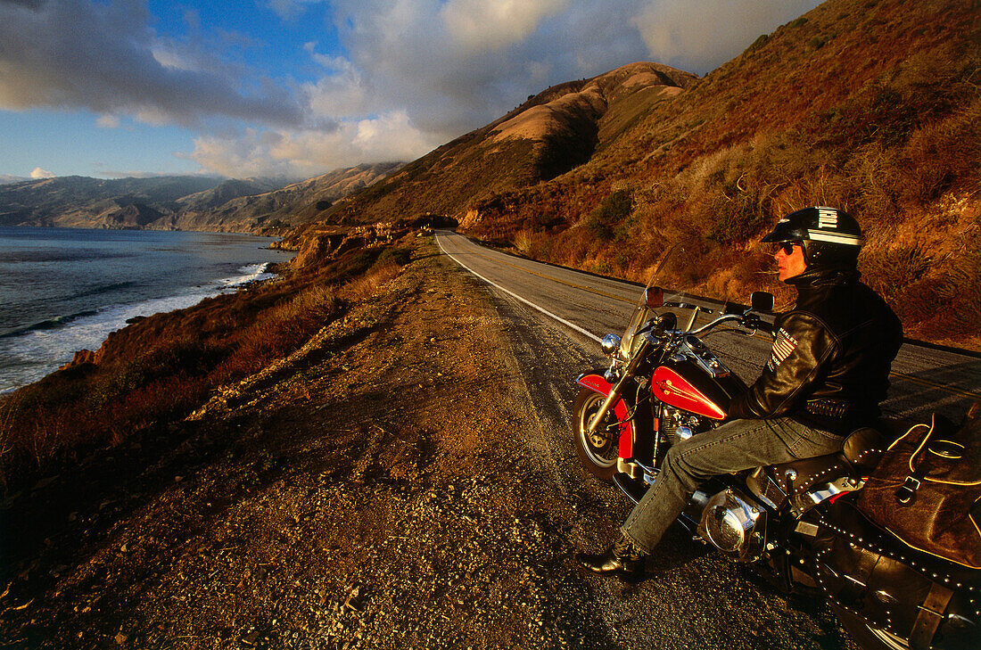 Harley, HWY 1, Cape San Martin, vor Lucia Range, Kalifornien, USA