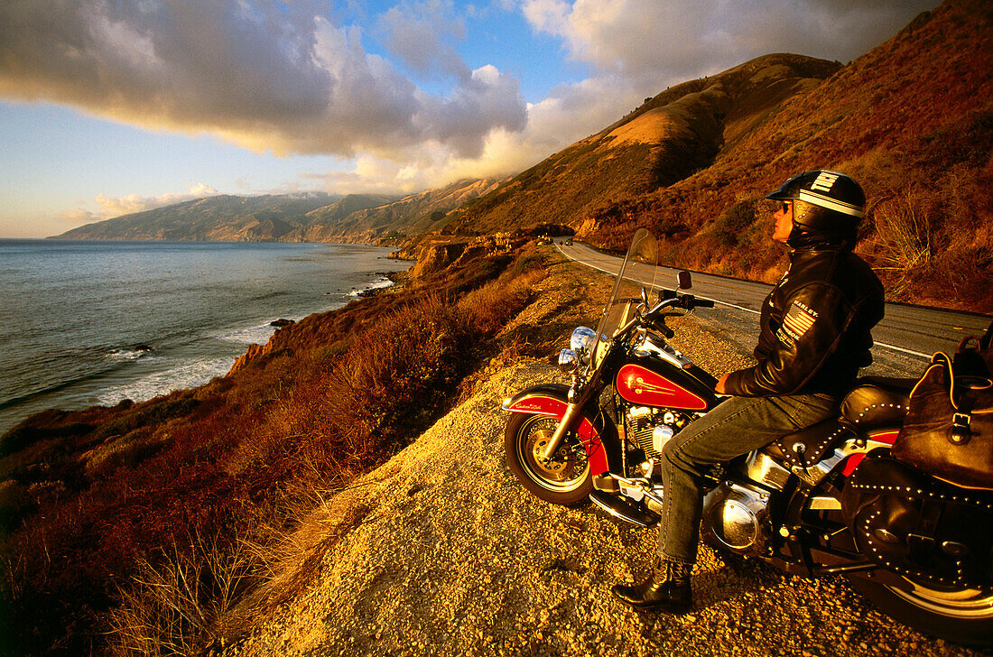 Harley Davidson nördl. San Simeon, Highway 1, Kalifornien, USA