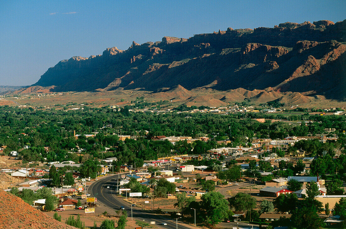 Übersicht Zentrum Moab, vor Moab Rim, Utah, USA