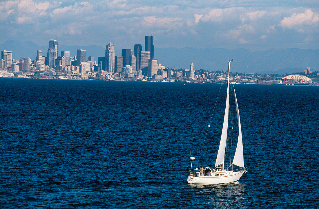 Segelboot im Puget Sound, bei Bainbridge Island, vor Downtown Seattle, Washington, USA
