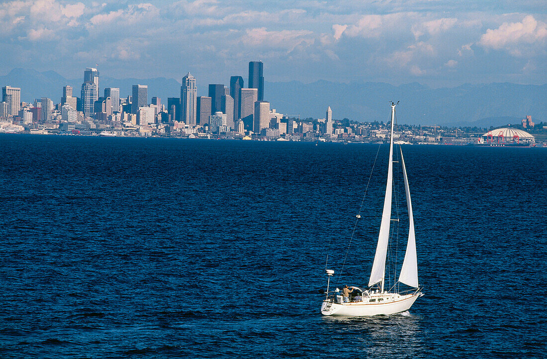 Segelboot in Puget Sound, Downtown Seattle, Washington, USA