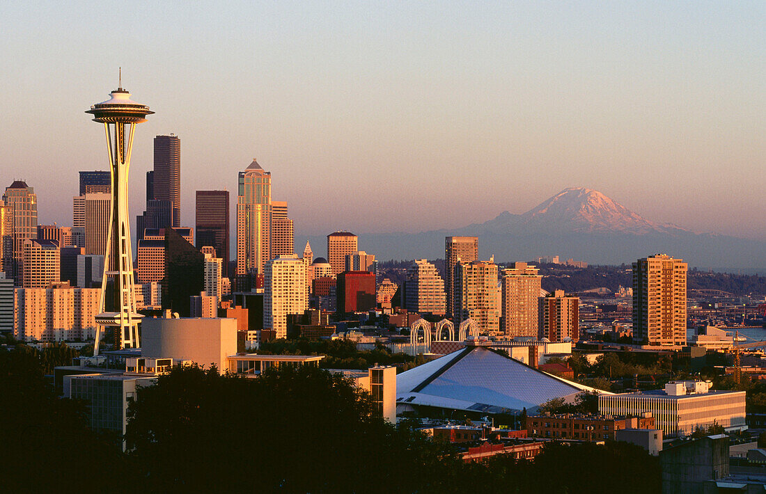 Space Needle und Downtown vor Mt Rainier, Seattle, Washington, USA
