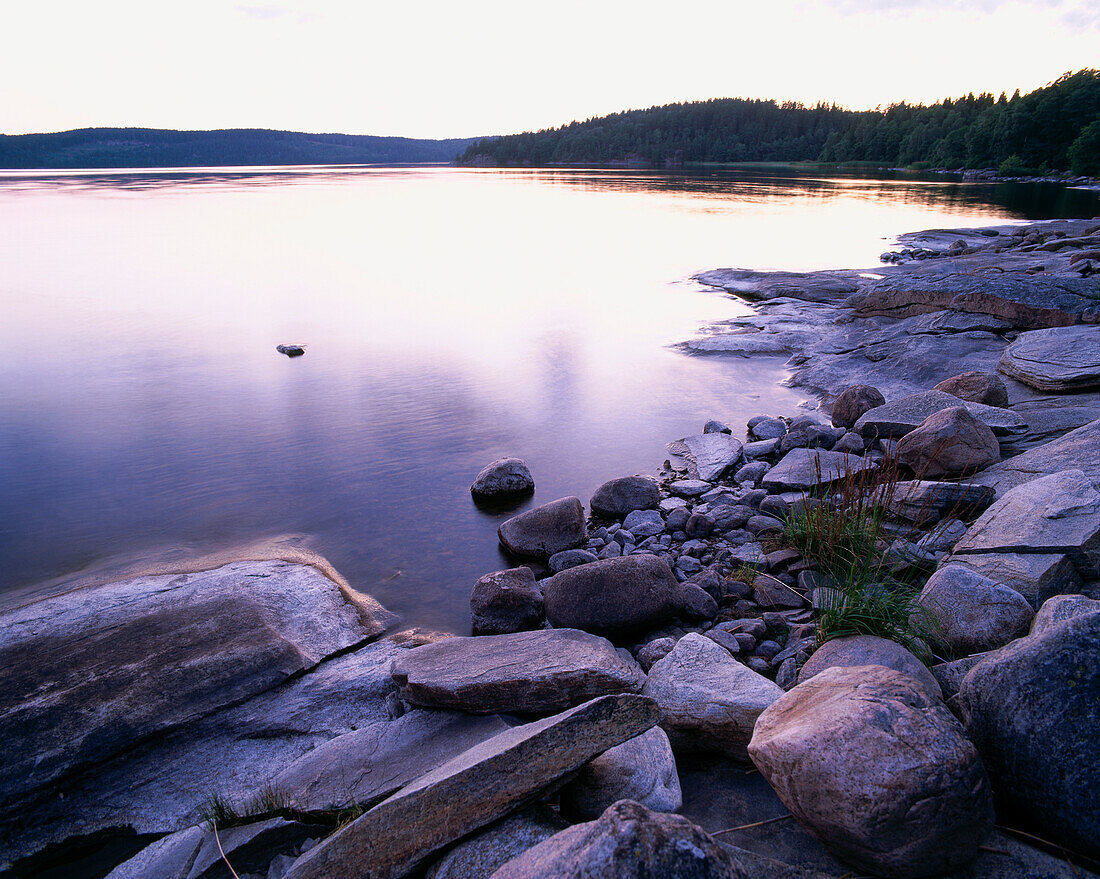 Lichtspiegelung auf glattem See, Felsufer, Schweden