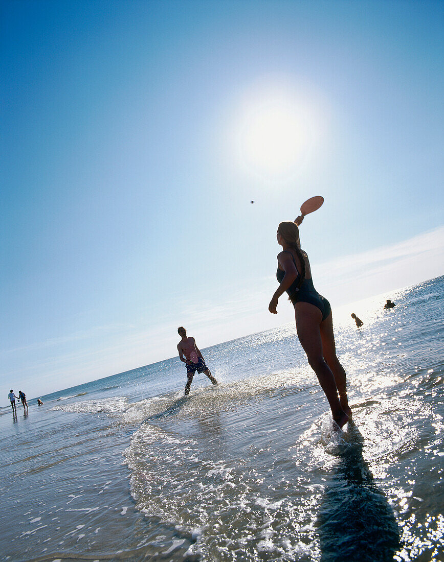 Paar spielt Beachball im flachen Wasser, West Badestrand, bei List, Insel Sylt, Schleswig-Holstein, Deutschland