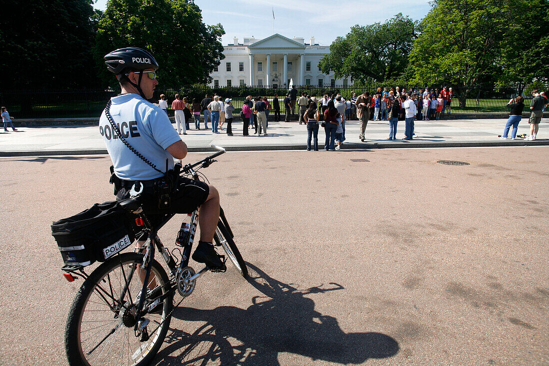 Ein Polisizt, Das weiße Haus, The White House, Washington DC, Vereinigte Staaten von Amerika, USA