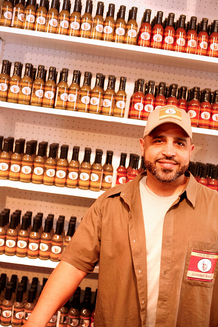 Ein Verkäufer mit Tabasco in Uncle Bruthas Hot Sauce Emporium, Washington DC, Vereinigte Staaten von Amerika, USA