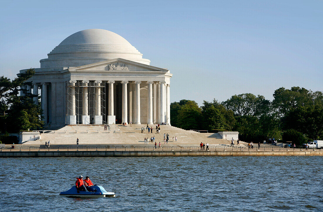 A couple in a Paddleboat infront of the Jefferson Memorial, Washington DC, United States, USA