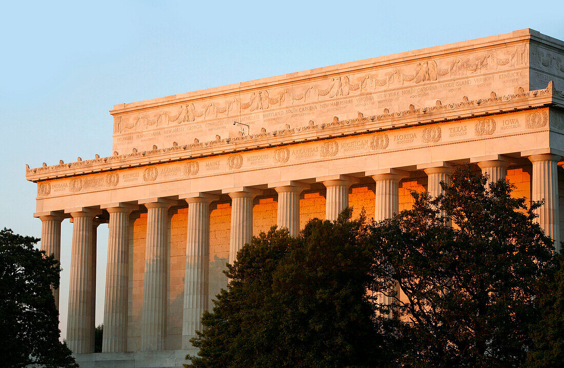 Das Lincoln Memorial Gebäude im Abendrot, Washington DC, Amerika, USA