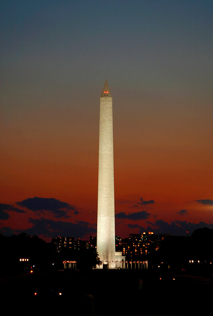 Das Washington Monument bei Nacht, Washington DC, Vereinigte Staaten von Amerika, USA