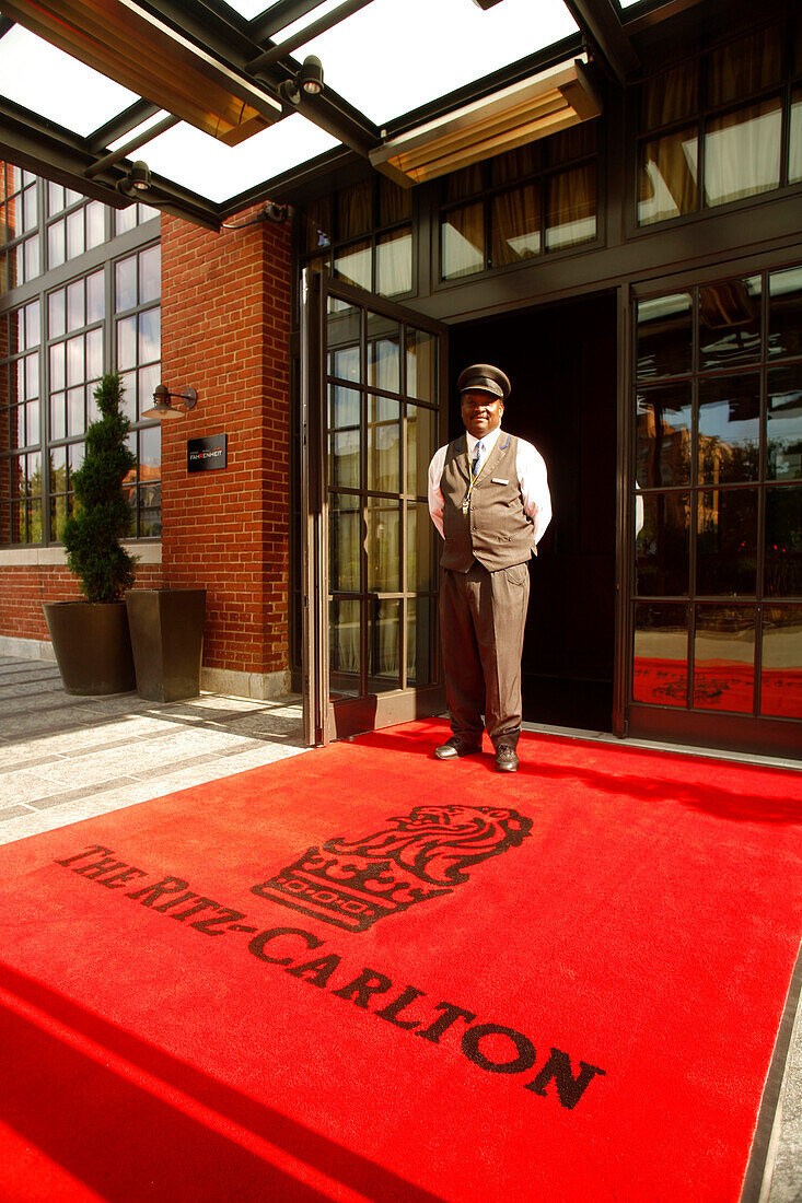 Ein Portier, Ritz Carlton Hotel, Washington DC, Vereinigte Staaten von Amerika, USA