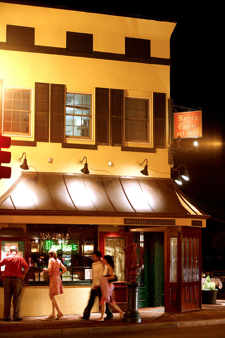 Eine Kneipe bei Nacht, Martins Tavern, Georgetown, Washington DC, Vereinigte Staaten von Amerika, USA