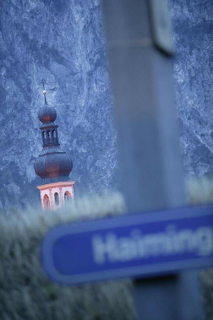 Kirchtrum und Ortsschild, Haiming, Tirol, Österreich