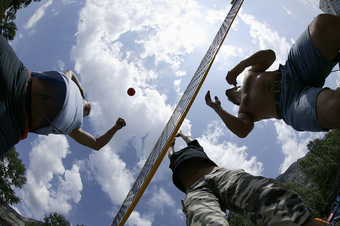 Junge Männer spielen Beachvolleyball, Silz, Tirol, Österreich