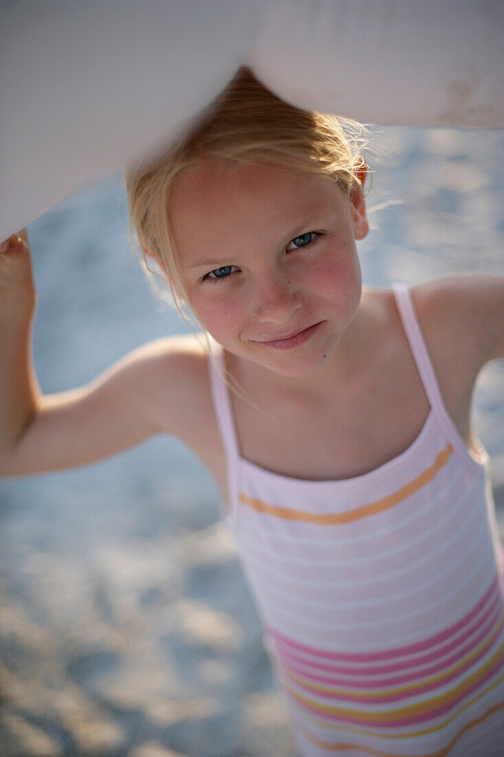 Porträt von einem Mädchen (6-7 Jahre) am Strand von Santa Giulia, Korsika, Frankreich
