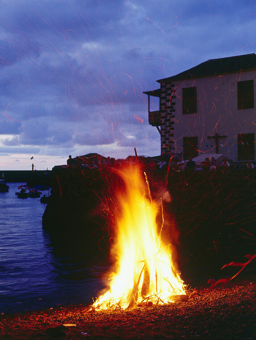 Midsummer fire, Fiesta de San Juan, Puerto de la Cruz, Tenerife, Canary Islands, Spanien