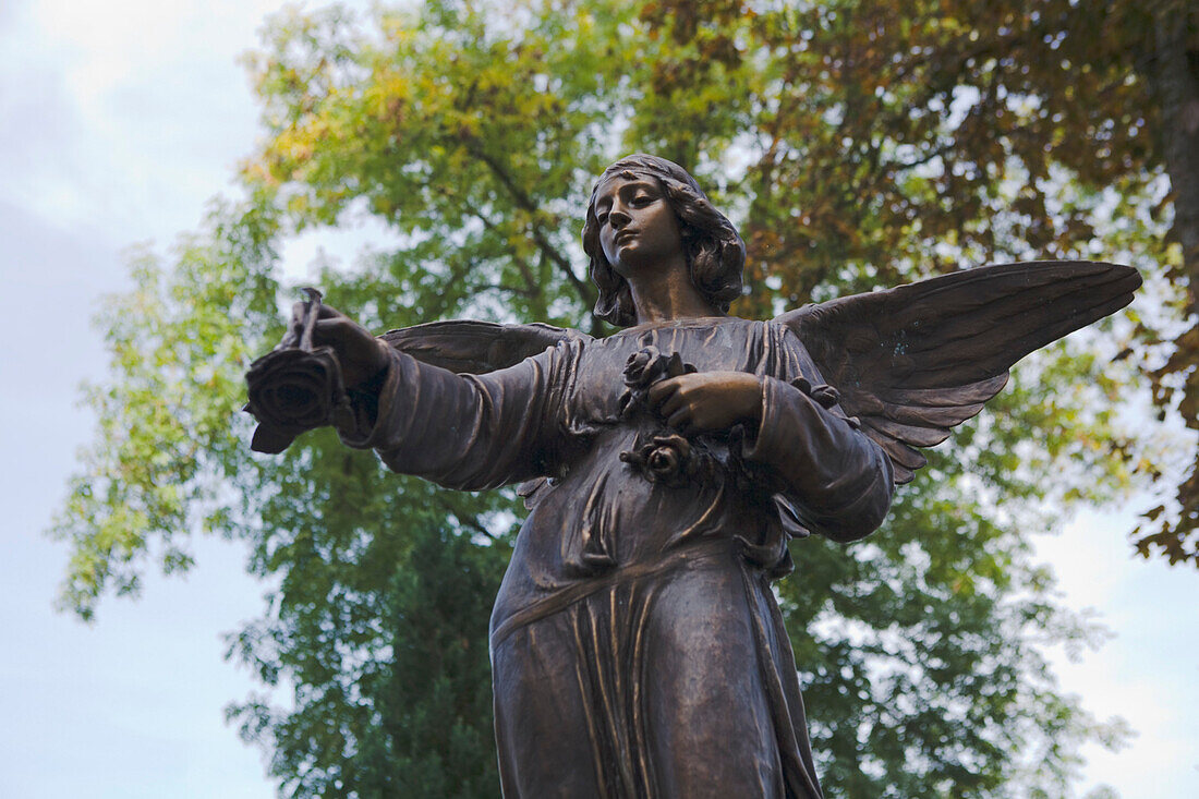 Eine Bronzeskulptur von einem Engel, Friedhof, Allgäu, Oberbayern, Bayern, Deutschland