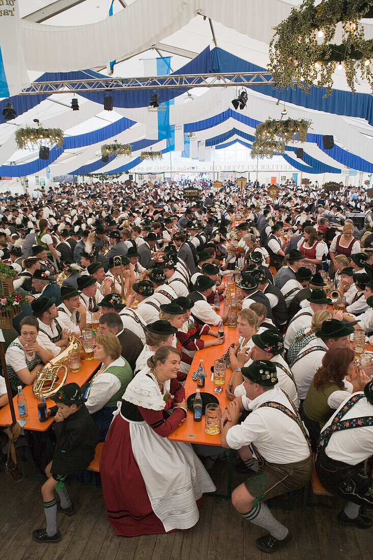 Leute in Tracht sitzen im Bierzelt, Königsdorf, Oberbayern, Deutschland