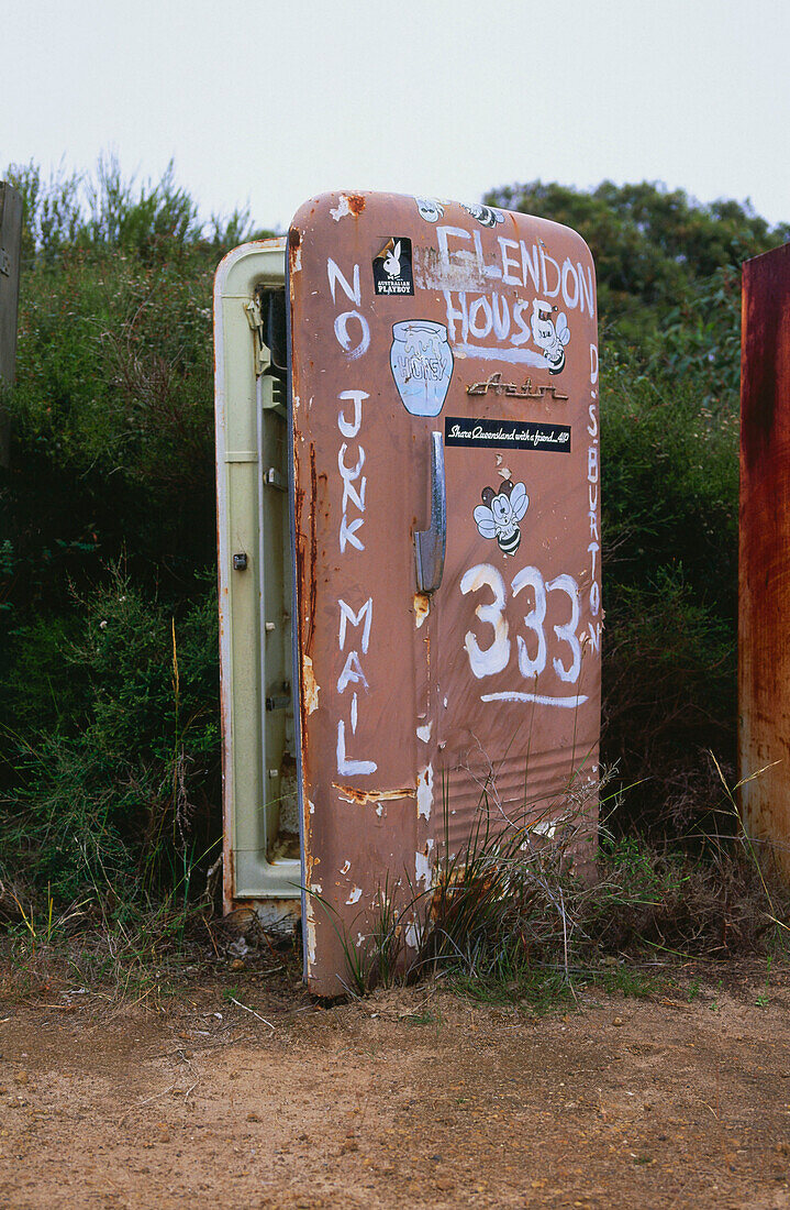 Ein Kühlschrank als Briefkasten, Post, Wüste, Stuart Highway, Australien