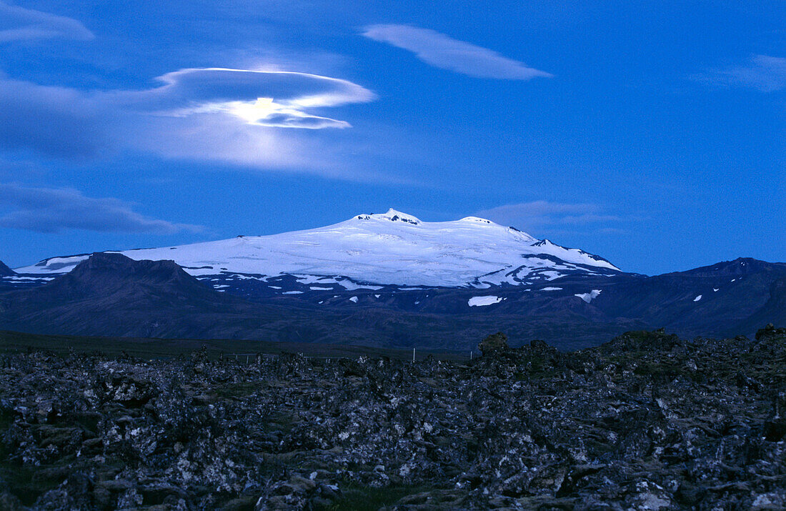 Mytisches Landschaft und schneebedeckter Berg, Island