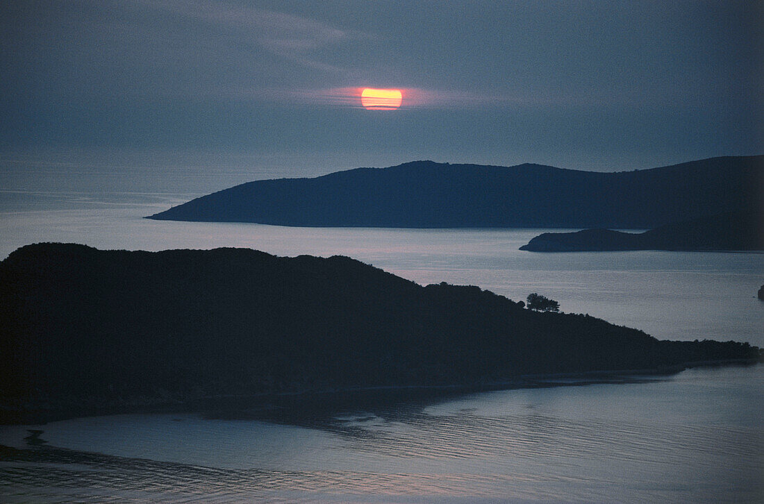 Sonnenuntergang über ein Küstenlandschaft