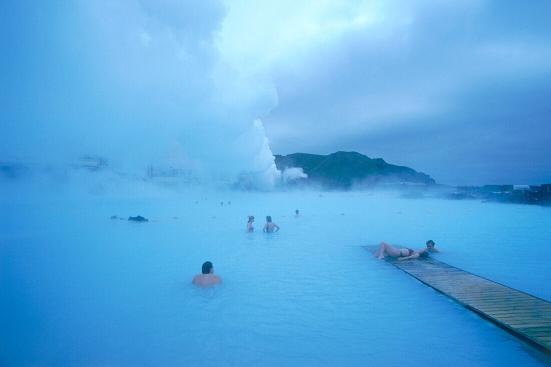 Leute entspannen sich im einem geothermischen Bad, Blue Lagoon, Island