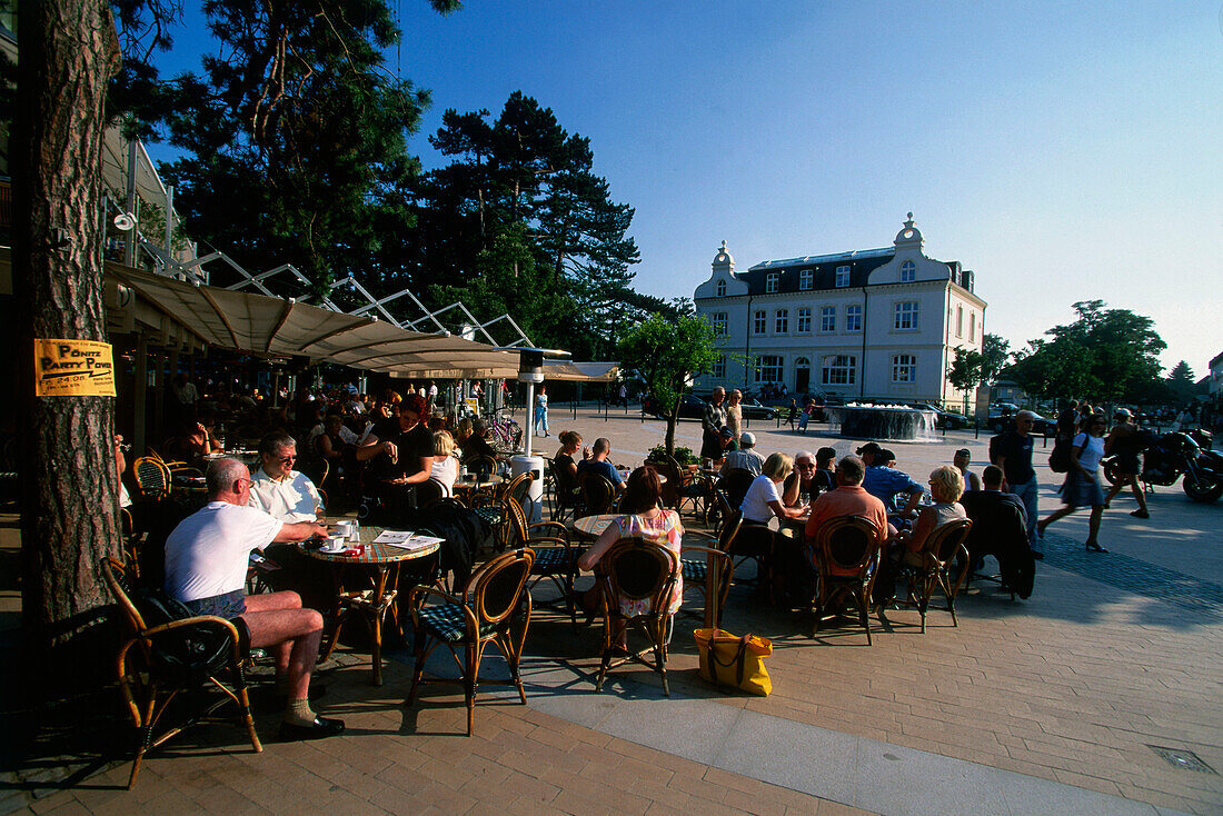 Street cafe in pedestrian zone, Timmendorfer Platz, Schleswig-Holstein, Germany, Europe