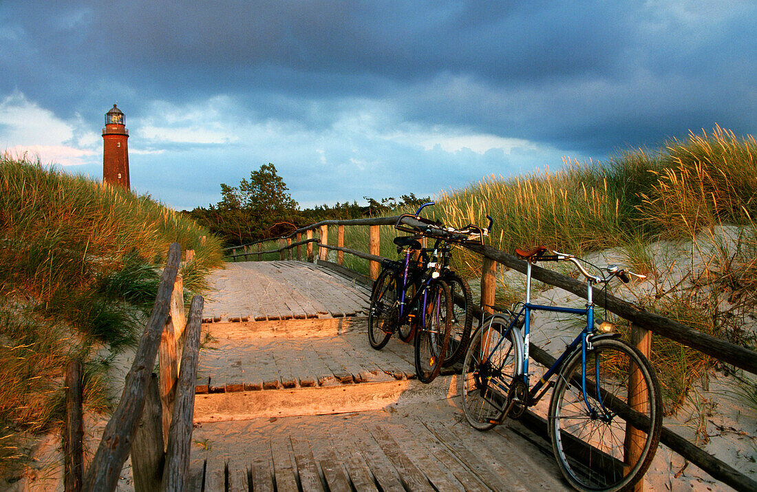 Abgestellte Fahrräder in der Nähe von Leuchtturm Darßer Ort, Fischland-Darß-Zingst, Mecklenburg Vorpommern, Deutschland