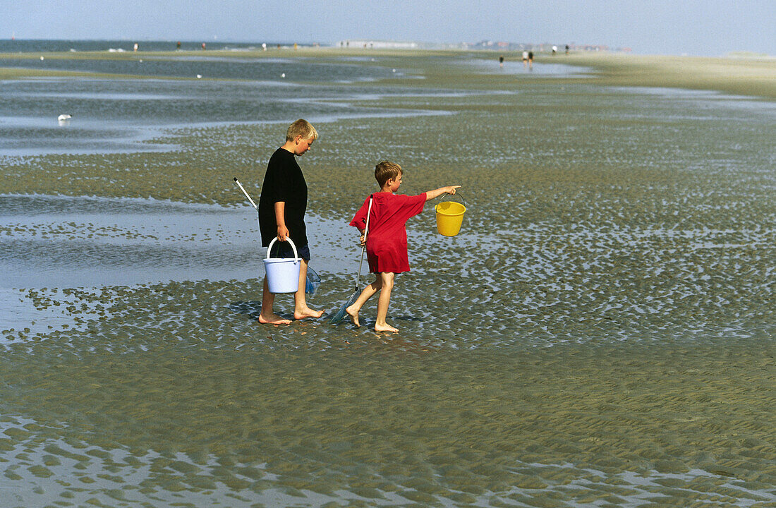 Kinder im Watt, Insel Norderney, Ostfriesische Inseln, Deutschland, Europa