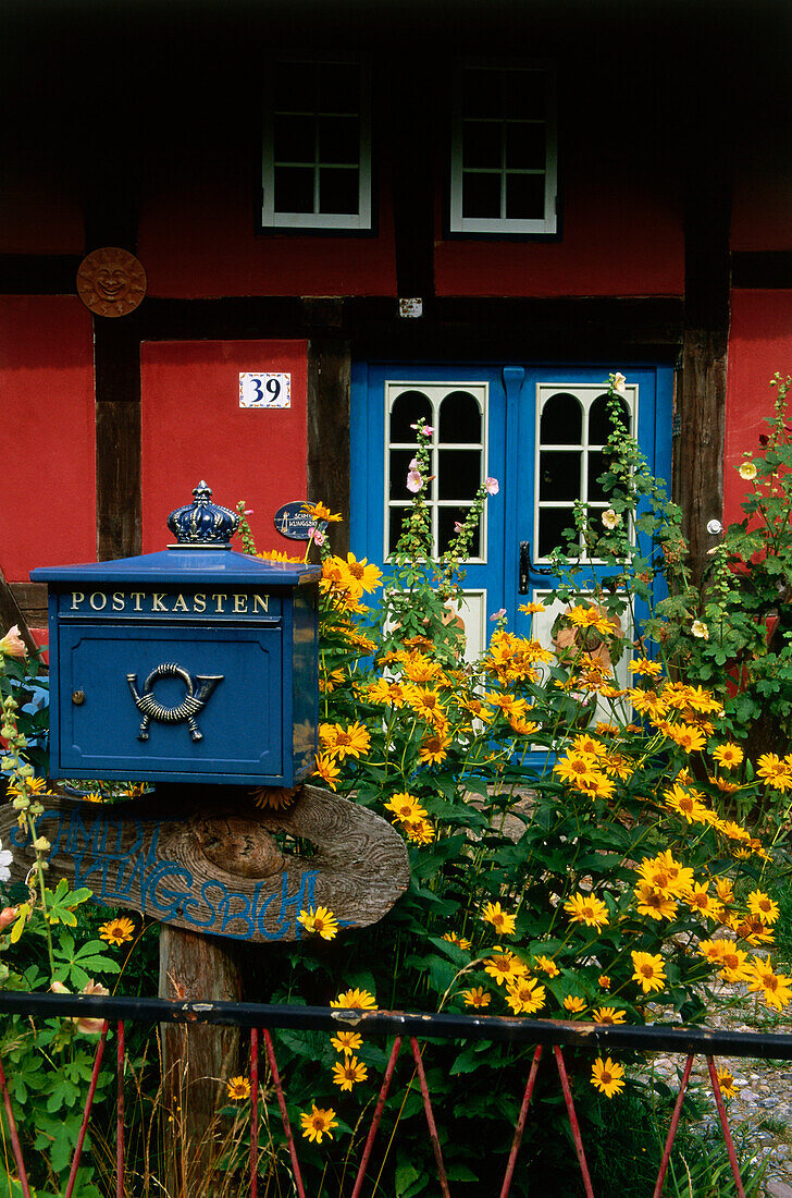Briefkasten vor Reetdachhaus, Wustrow, Fischland, Mecklenburg Vorpommern, Deutschland, Europa