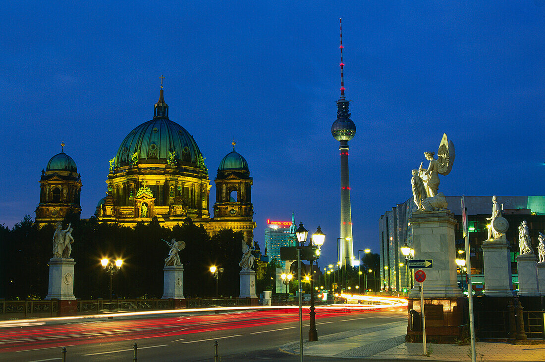 Fernsehturm und Berliner Dom bei Nacht, Berlin, Deutschland