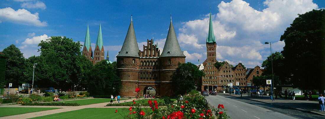 Holstentor mit St.Marienkirche und St.Petri Kirche, Lübeck, Schleswig-Holstein, Deutschland, Europa