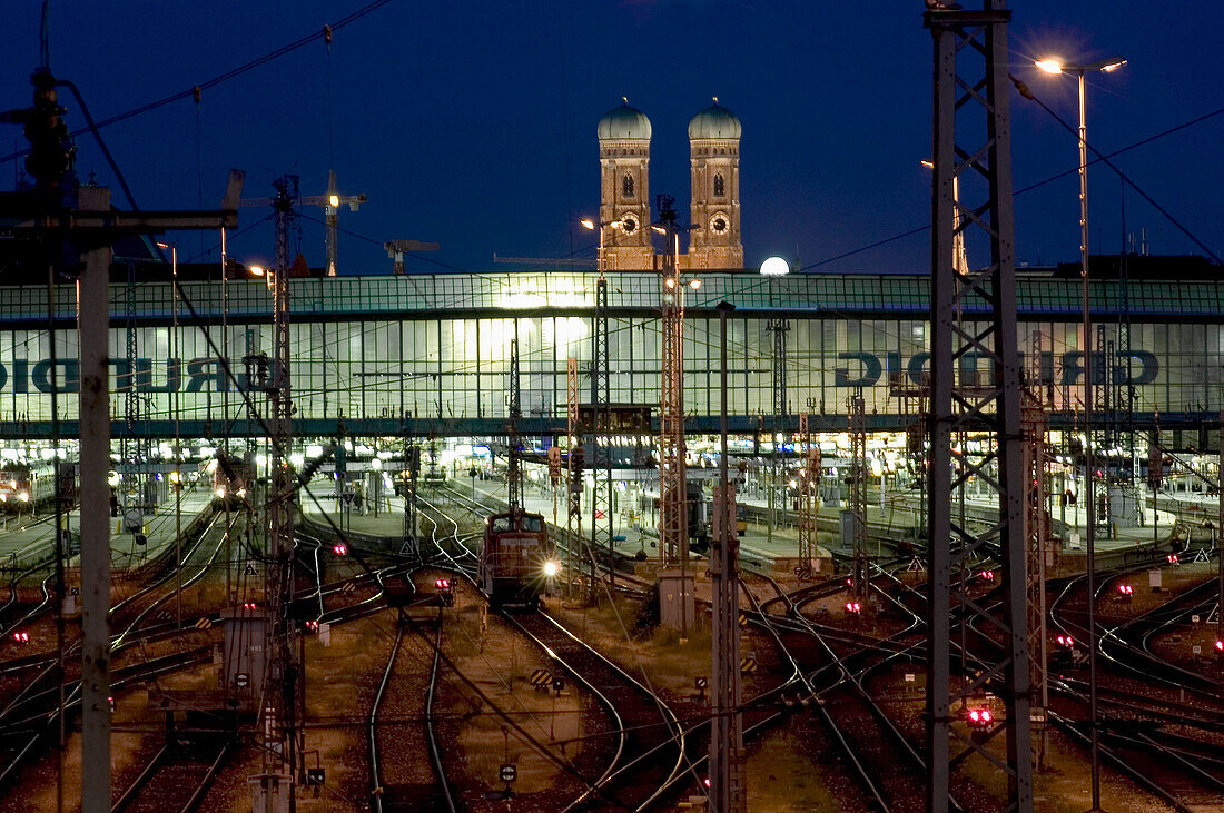 Hauptbahnhof bei Nacht, München, Bayern, Deutschland