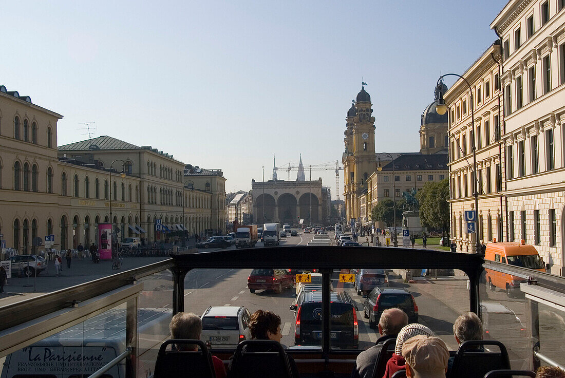 Busfahrt durch München, Ludwigstrasse, Muenchen, Bayern, Deutschland