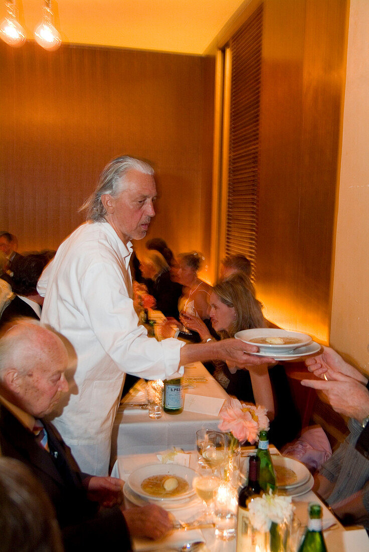 Charles Schuhmann in his Restaurant Schuhmann´s, Well known Barkeeper in Munich, Bavaria, Germany, Schuhmanns, Nightlife, Bar