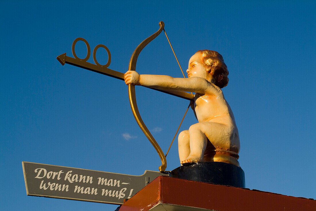 Engel weist zur Toillette, Oktoberfest, München, Bayern, Deutschland, WC